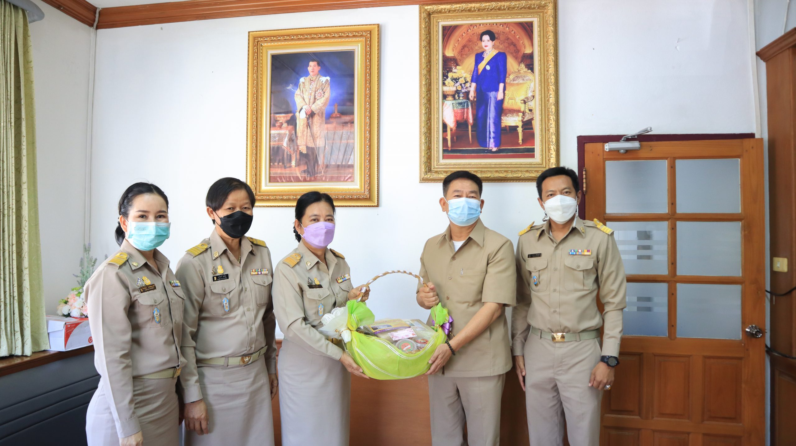 โรงเรียนสรรพวิทยาคม เข้ามอบกระเช้าสวัสดีปีใหม่ แก่ส่วนราชการและผู้มีอุปการะคุณของโรงเรียนสรรพวิทยาคม 