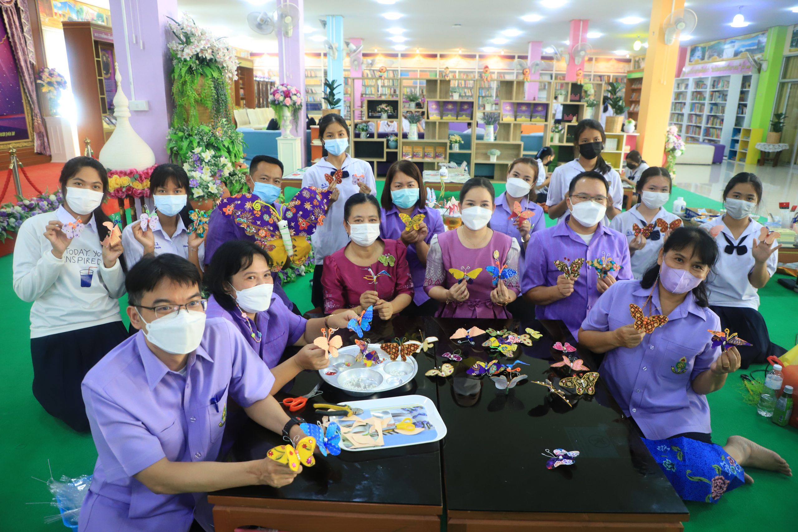 โรงเรียนสรรพวิทยาคม ร่วมกิจกรรม ประดิษฐ์ผีเสื้อร่วมนิทรรศการ เฉลิมพระเกียรติ สมเด็จพระนางสิริกิติ์ พระบรมราชชนนี พันปีหลวง เนื่องในโอกาส มหามงคลเฉลิมพระชนมพรรษา ๙๐ พรรษา