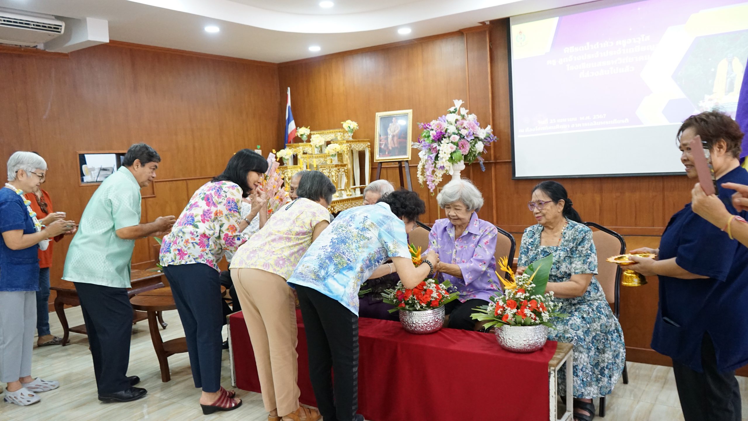 โรงเรียนสรรพวิทยาคม ร่วมพิธีรดน้ำดำหัว ครูอาวุโส ครู-ลูกจ้างประจำ ข้าราชการบำนาญ โรงเรียนสรรพวิทยาคม และ พิธีทอดผ้าป่า เพื้ออุทิศสวนกุศลให้ ครู-ลูกจ้างประจำ โรงเรียนสรรพวิทยาคม ที่ล่วงลับไปแล้ว