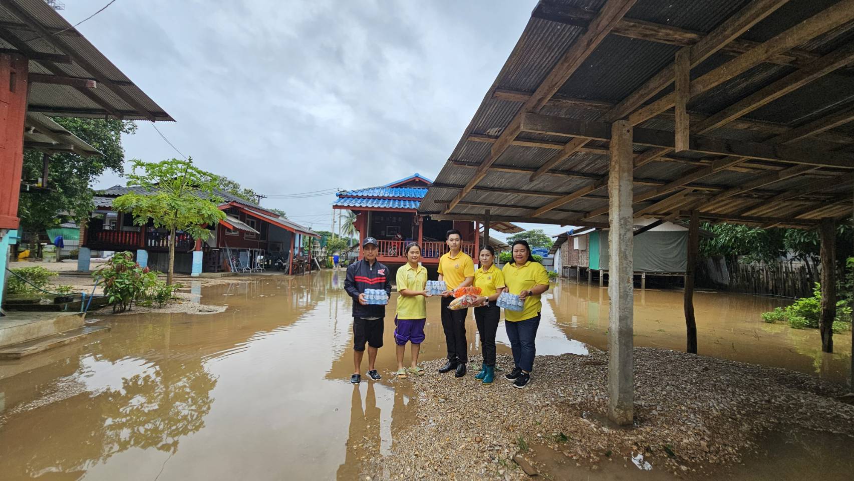 โรงเรียนสรรพวิทยาคม ร่วมให้ความช่วยเหลือนักเรียนที่ประสบอุทกภัย