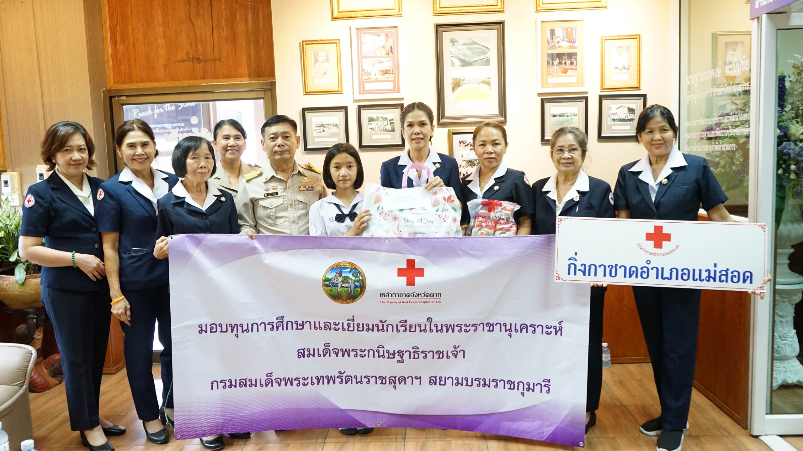 โรงเรียนสรรพวิทยาคม ต้อนรับคณะกิ่งกาชาดนำโดย คุณลัดดาวัลย์ เพชรเศษ นายกกิ่งกาชาดอำเภอแม่สอดพร้อมคณะที่ได้มามอบทุนการศึกษาและเยี่ยมนักเรียนในพระราชานุเคราะห์ สมเด็จพระกนิษฐาธิราชเจ้ากรมสมเด็จพระเทพรัตนราชสุดาฯ สยามบรมราชกุมารี