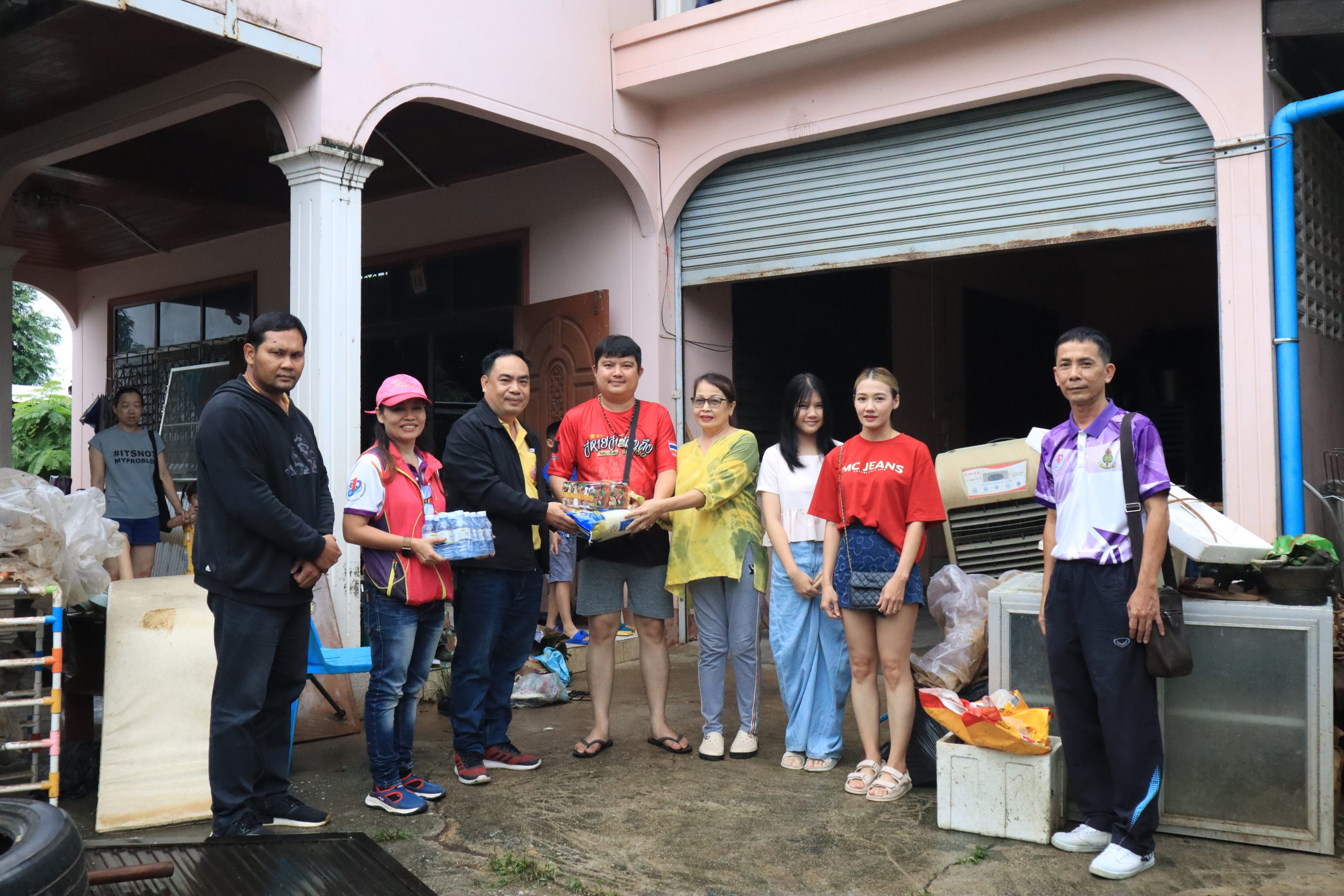 โรงเรียนสรรพวิทยาคม เข้าเยี่ยมและมอบอาหารแห้ง-น้ำดื่มเบื้องต้น แก่นักเรียนที่ได้รับอุทกภัยน้ำท่วม