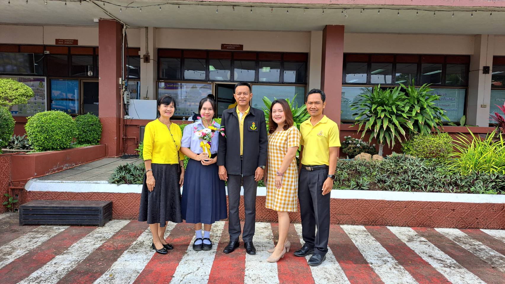 โรงเรียนสรรพวิทยาคม ได้มอบช่อดอกไม้แสดงความยินดีกับนักเรียนเยาวชนเอเอฟเอสชื่อนางสาวปุณยภา เทมียะโก ม.๖/๕ ในโอกาสที่จะเดินทางไปเข้าร่วมโครงการเยาวชนไทยนานาชาติเอเอฟเอส ประเทศอิตาลี