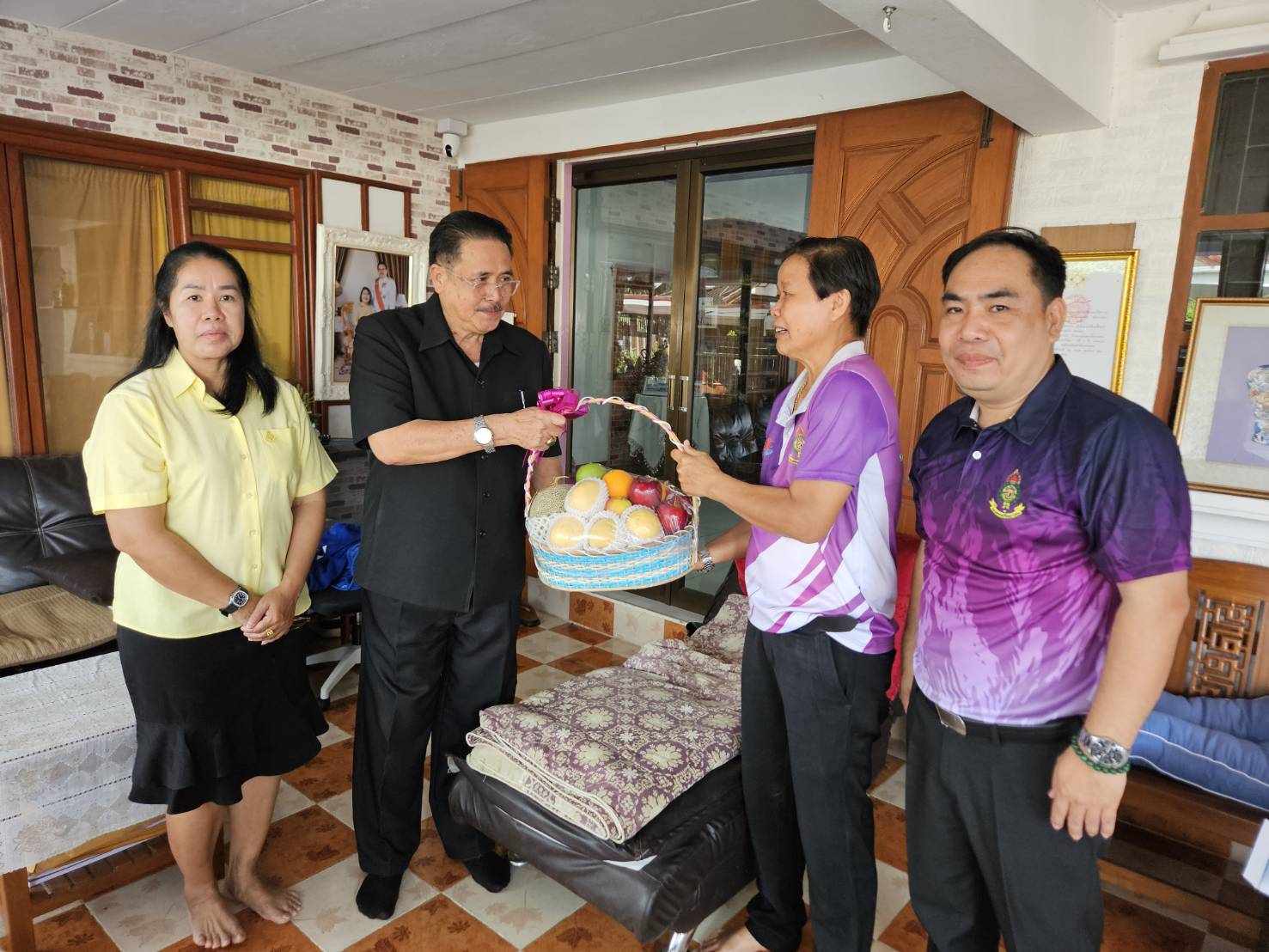 โรงเรียนสรรพวิทยาคม มอบกระเช้าเนื่องในวันคล้ายวันเกิด ผอ. สมศักดิ์ เลิศรันตพันธ์ ประธานคณะกรรมการสถานศึกษาโรงเรียนสรรพวิทยาคม