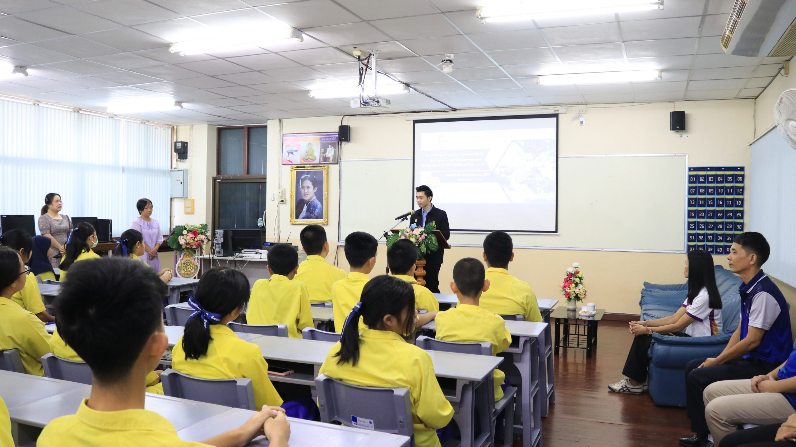 โรงเรียนสรรพวิทยาคม จัดโครงการการอบรมเชิงปฏิบัติการส่งเสริมนักเรียนที่มีความสามารถพิเศษด้านคอมพิวเตอร์ การออกแบบกราฟิกและการนำเสนอ ห้องเรียนพิเศษ Mini English Program
