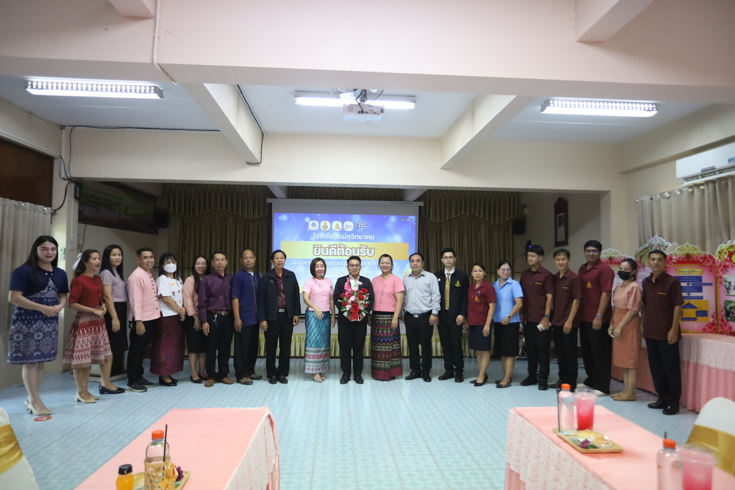 โรงเรียนสรรพวิทยาคม ศึกษาดูงานโรงเรียนแม่กุวิทยาคม และ ร่วมแสดงความยินดีกับนายสายัณห์ ภัทรเกียรติทวี ในโอกาสเข้าทำงานในตำแหน่งเจ้าหน้าที่ศูนย์คอมพิวเตอร์ โรงเรียนแม่กุวิทยาคม