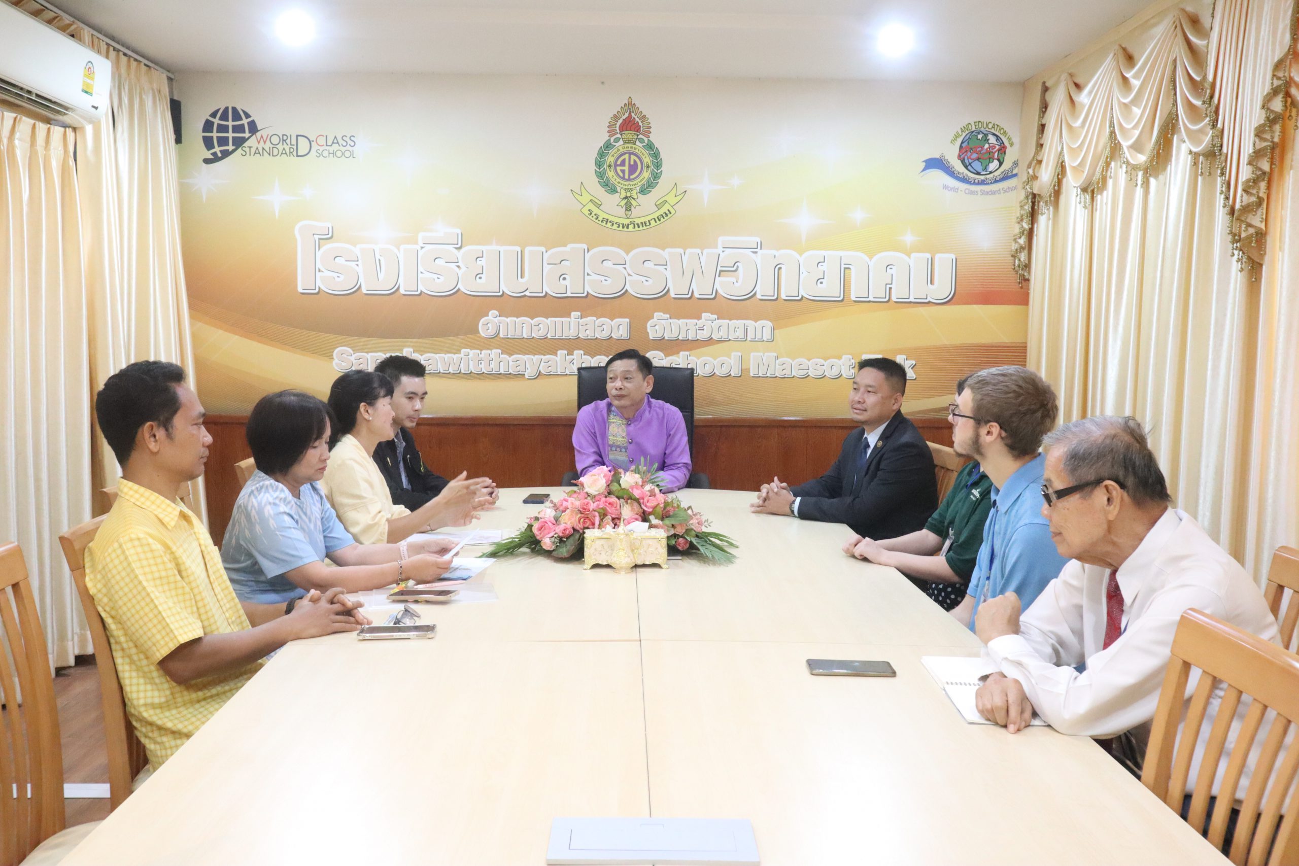 โรงเรียนสรรพวิทยาคม มอบเกียรติบัตรเพื่อเป็นการแสดงความขอบคุณกับคณะครูอาสามัครคือMr.Dakota Nicholsและ Miss Rachel Price และเจ้าหน้าที่ของมูลนิธิลิฟวิ่งเชิร์ตออฟก็อดในโอกาสที่มาช่วยอาสาสมัครสอนภาษาอังกฤษ