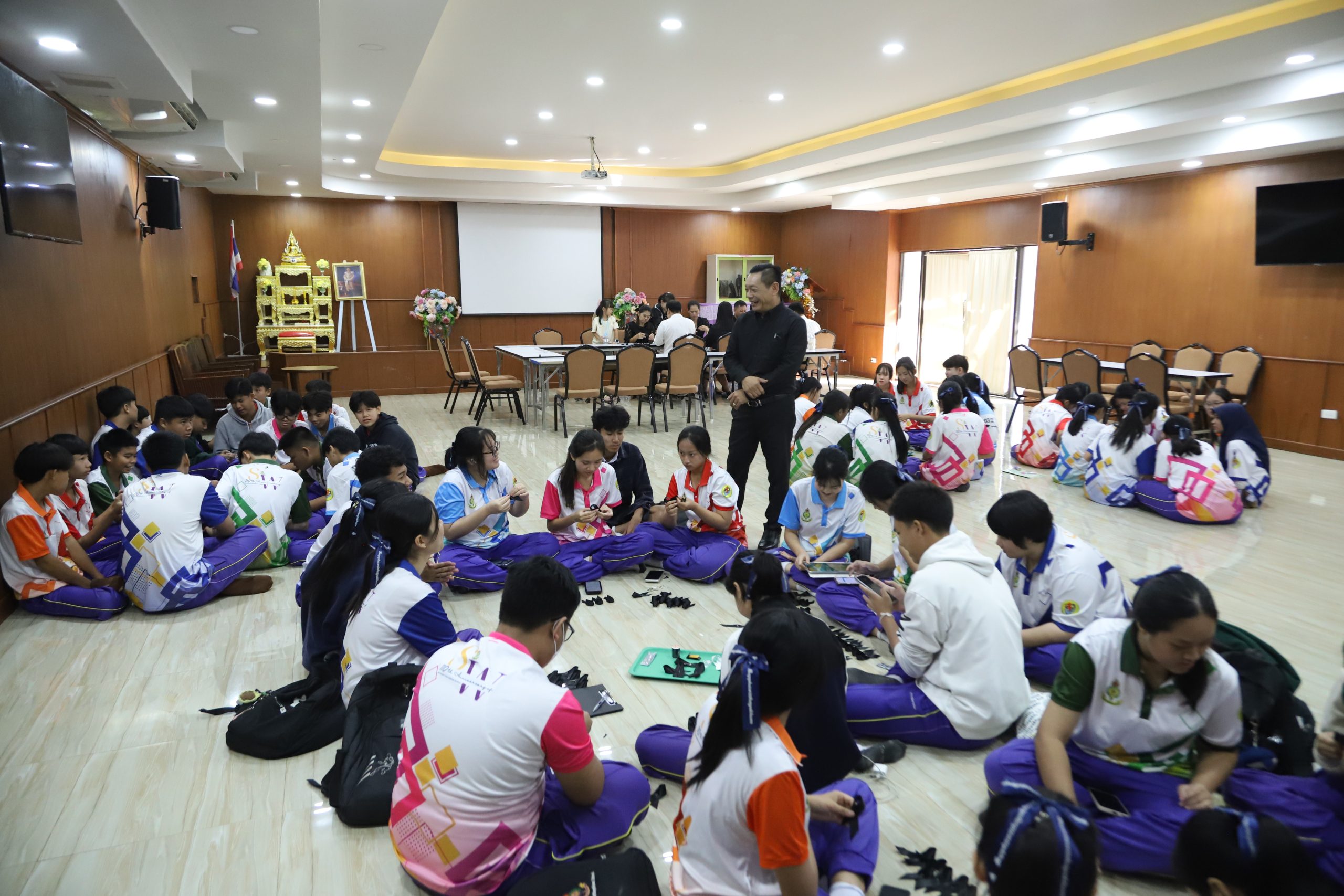 โรงเรียนสรรพวิทยาคม จัดกิจกรรมประดิษฐ์ริบบิ้นสีดำ เพื่อถวายความอาลัยและน้อมรำลึกถึงพระมหากรุณาธิคุณอันหาที่สุดมิได้ แด่ สมเด็จพระนางเจ้าสิริกิติ์ พระบรมราชินีนาถ พระบรมราชชนนีพันปีหลวง