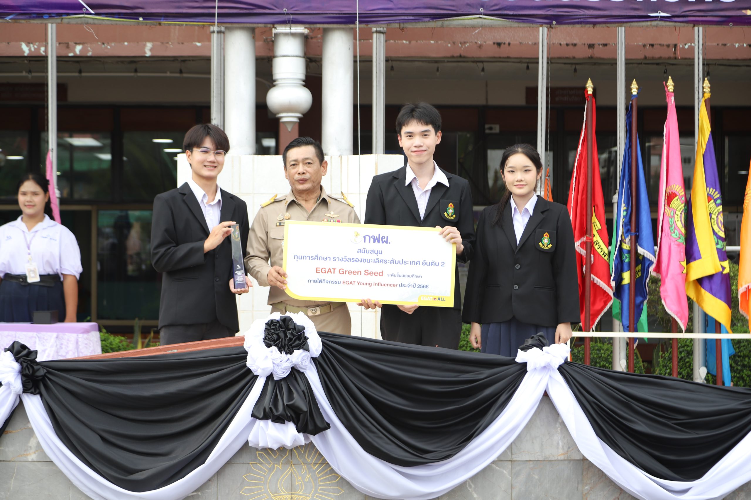 นายกฤษณะ เครืออยู่ ผู้อำนวยการโรงเรียนสรรพวิทยาคม มอบเกียรติบัตรแก่นักเรียนที่ได้รับรางวัลชนะเลิศ และรางวัลรองชนะเลิศอันดับ ๒ ระดับประเทศ เนื่องในกิจกรรม Thailand Influencer Awards 2025 by tellscore