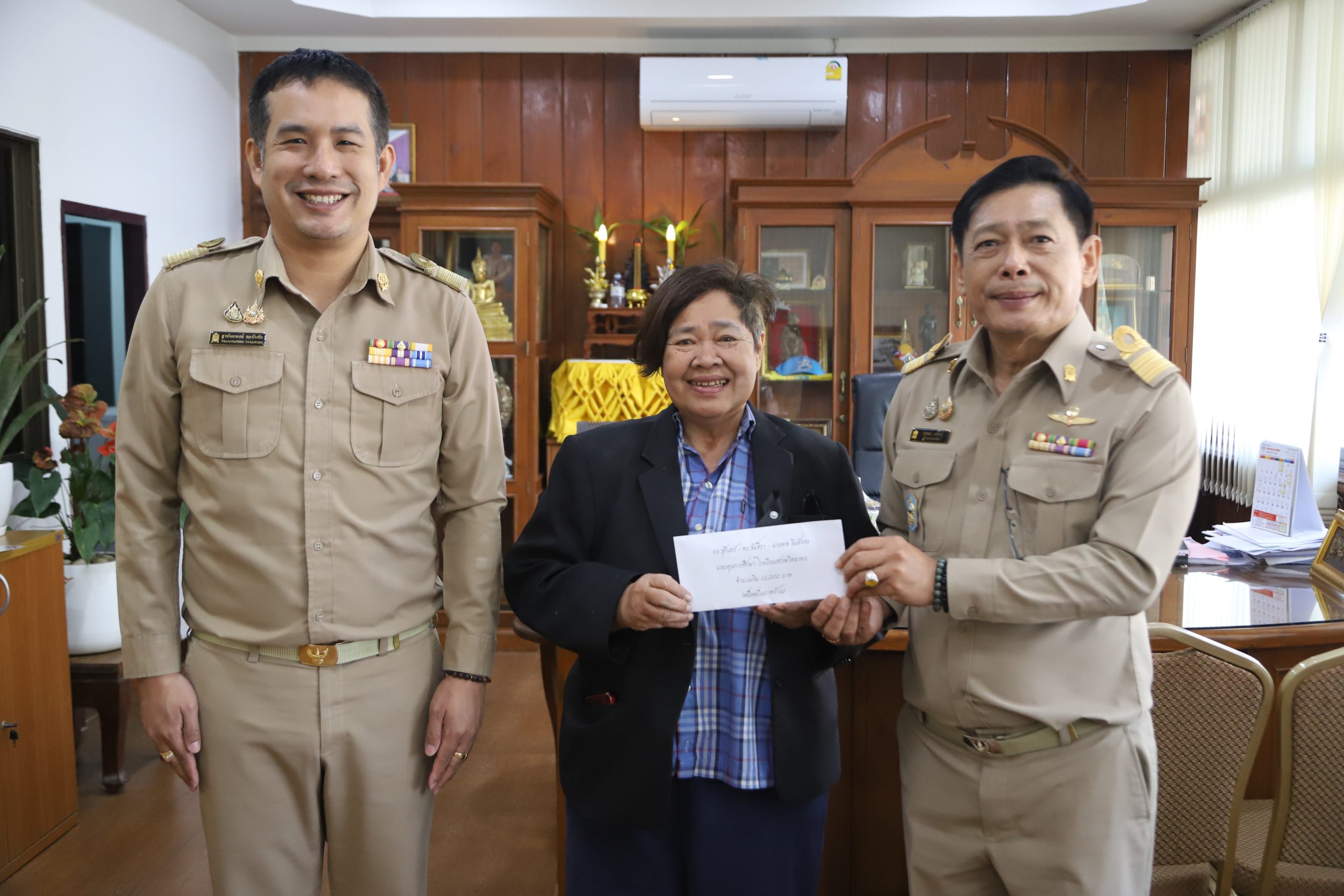 ชมรมครูเกษียณอำเภอแม่สอด มอบทุนการศึกษาแก่โรงเรียนสรรพวิทยาคม