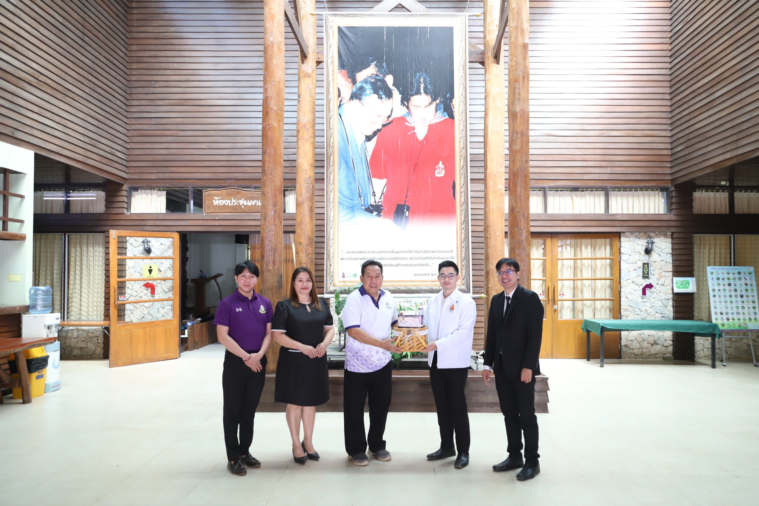 โรงเรียนสรรพวิทยาคม มอบกระเช้าสวัสดีปีใหม่แด่ผู้แทนภาครัฐ เนื่องในโอกาสวันขึ้นปีใหม่