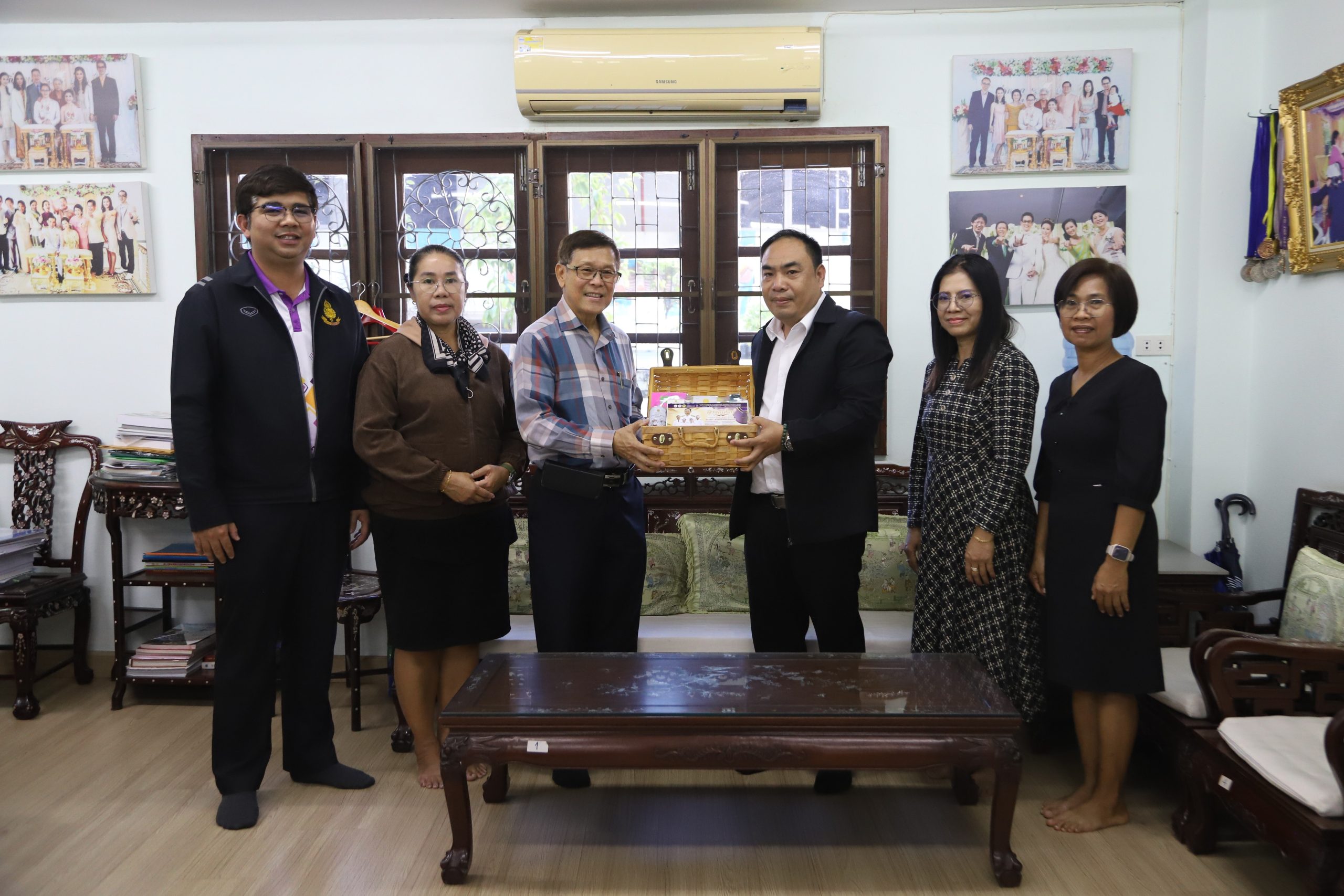 โรงเรียนสรรพวิทยาคม มอบกระเช้าสวัสดีปีใหม่แด่ผู้มีอุปการะคุณ เนื่องในโอกาสวันขึ้นปีใหม่