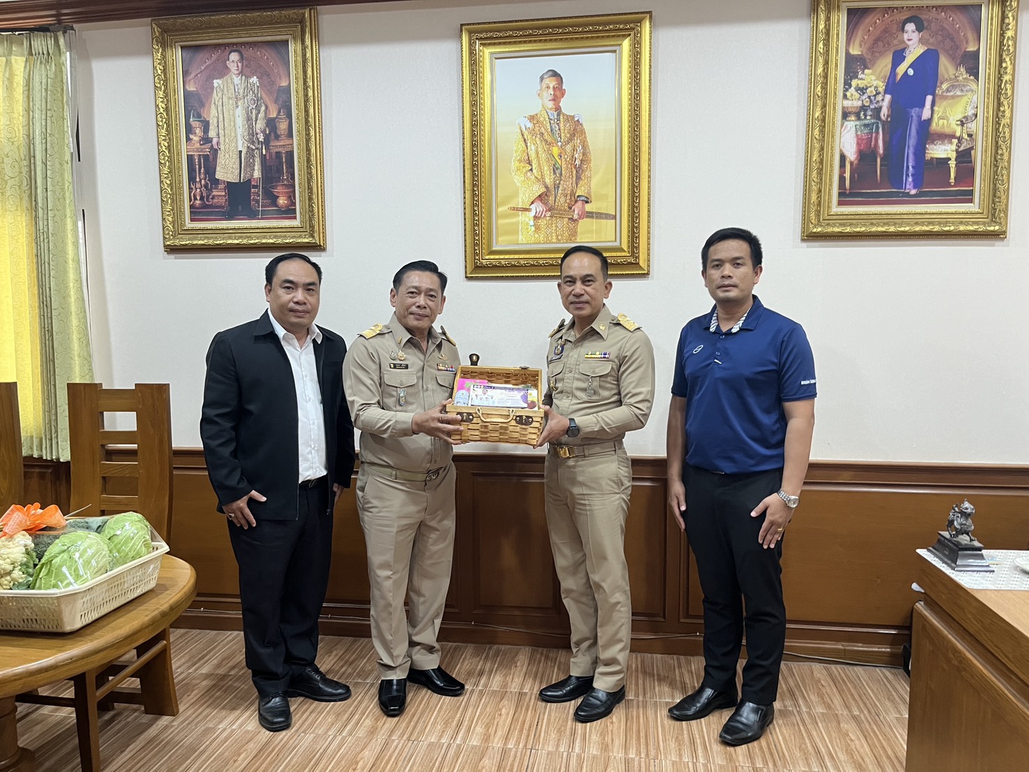 นายกฤษณะ เครืออยู่ ผู้อำนวยการโรงเรียนสรรพวิทยาคม พร้อมด้วยคณะผู้บริหาร คณะครู และบุคลากร ร่วมมอบกระเช้าสวัสดีปีใหม่แด่ผู้แทนภาครัฐ คณะกรรมการสถานศึกษาขั้นพื้นฐาน และอดีตผู้บริหารโรงเรียนสรรพวิทยาคม เนื่องในโอกาสวันขึ้นปีใหม่