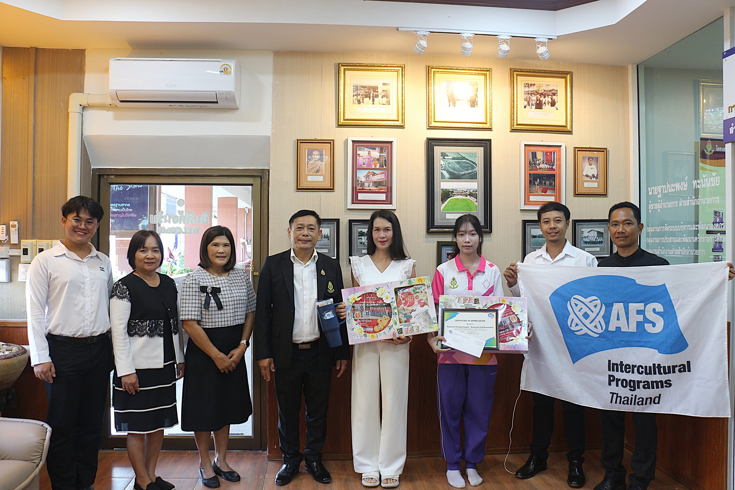 โรงเรียนสรรพวิทยาคม มอบของที่ระลึกจากมูลนิธิการศึกษาและวัฒนธรรมสัมพันธ์ไทย-นานาชาติ (AFS Thailand) แก่ครอบครัวอุปถัมภ์ที่ดูแลนักเรียนแลกเปลี่ยนชาวอิตาลี เนื่องในโอกาสวันขึ้นปีใหม่