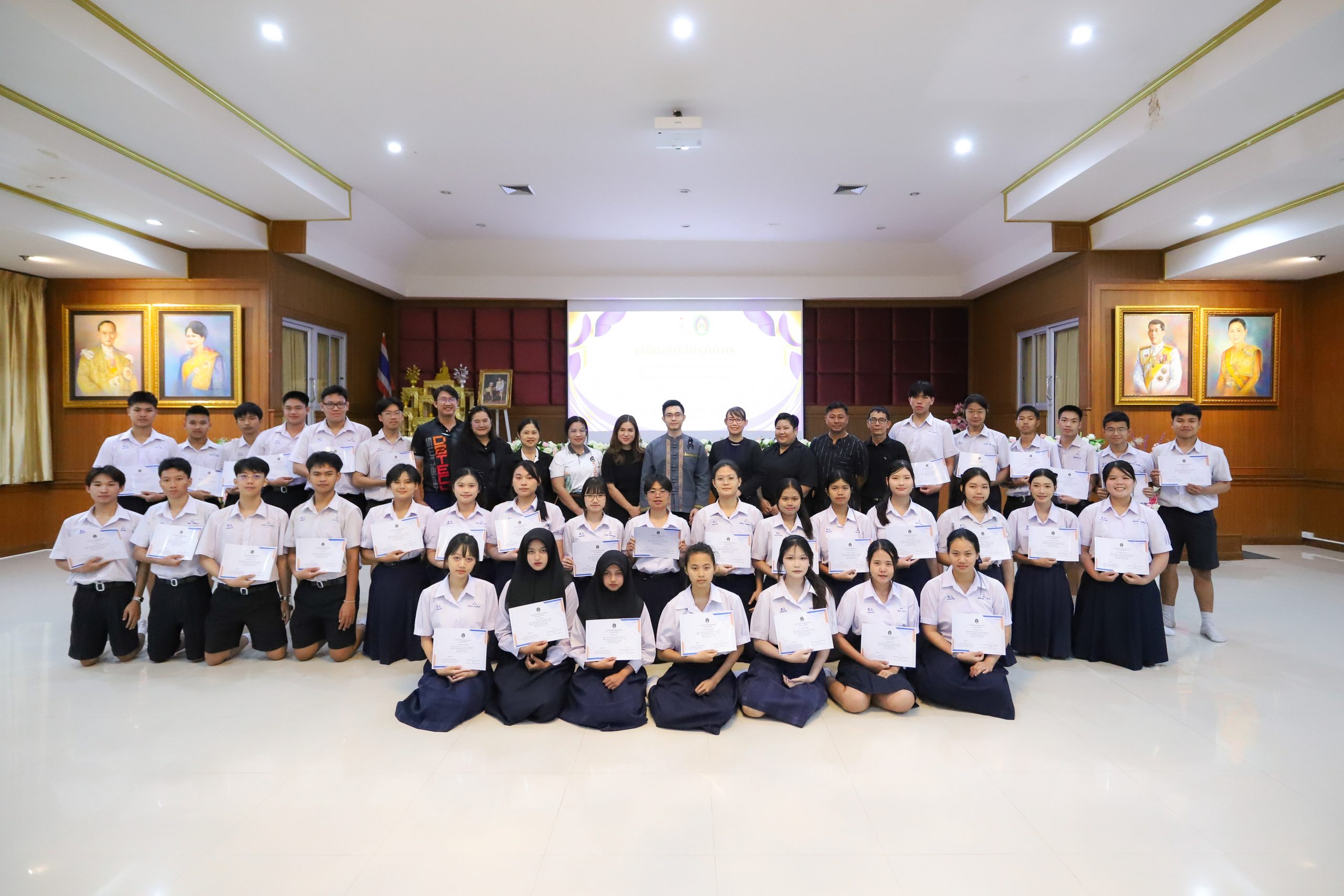 โรงเรียนสรรพวิทยาคม จัดพิธีมอบเกียรติบัตรแก่ผู้สำเร็จหลักสูตรการเรียนการสอนในรูปแบบธนาคารสะสมหน่วยกิต ภาคเรียนที่ ๒ ประจำปีการศึกษา ๒๕๖๘